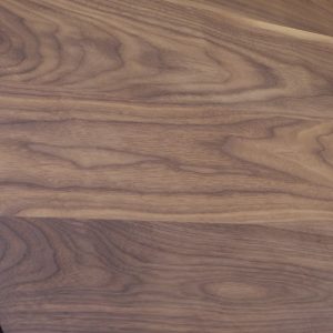 Échantillon de noyer noir massif, une essence foncée et luxueuse parfaite pour un meuble haut de gamme.